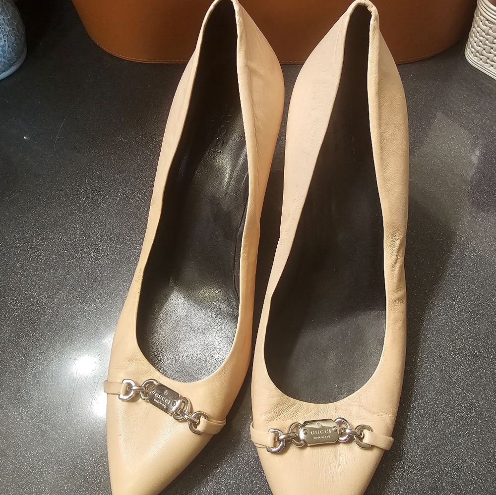 Gucci beige pumps